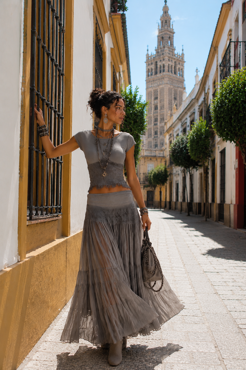 Alba - Conjunto compuesto por un top gris con paneles de encaje y una falda larga plisada