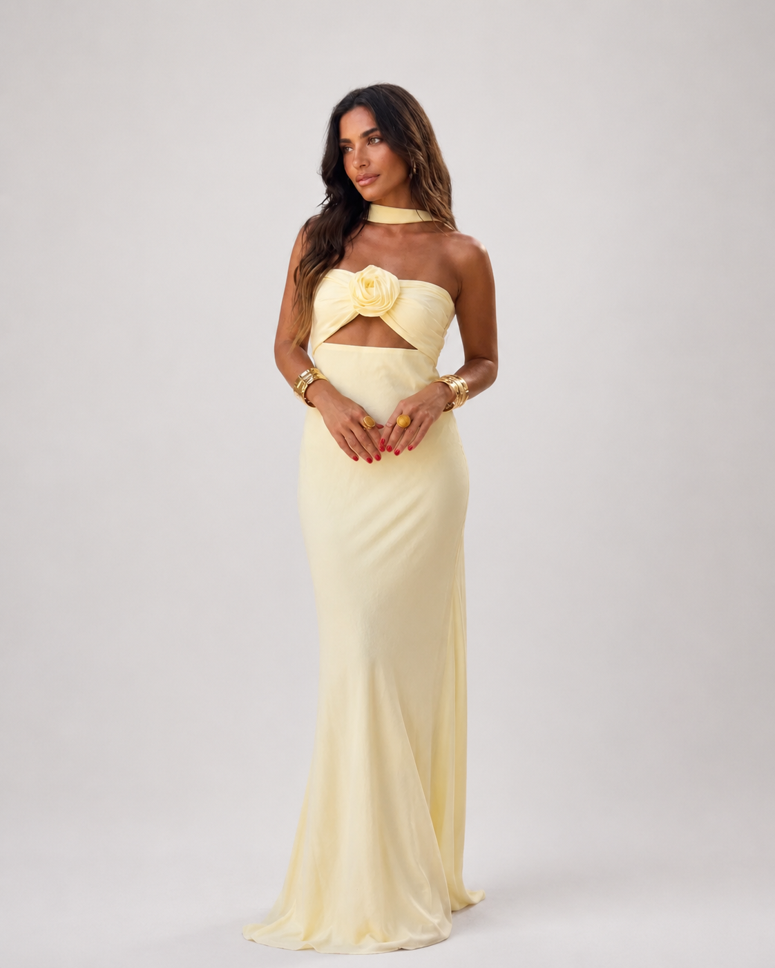Vestido amarillo pastel con estampado floral